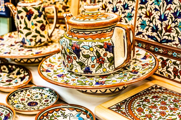 Ceramica tradizionale nel mercato locale israeliano . — Foto Stock