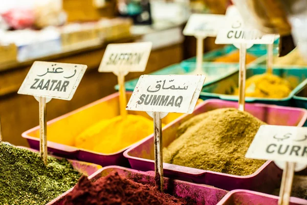 Especias en exhibición en el mercado abierto en Israel . — Foto de Stock