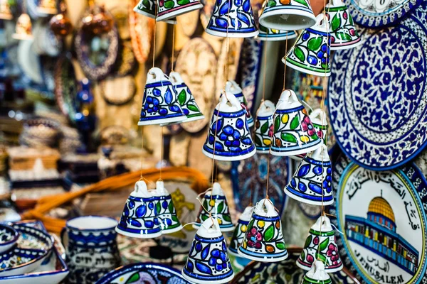 Keramiska klockor som souvenir från jerusalem, israel. — Stockfoto