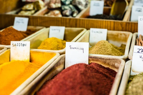 Krydderier udstillet på det åbne marked i Israel . - Stock-foto