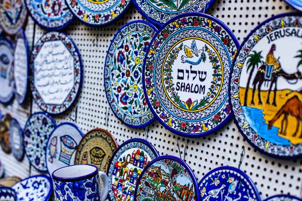 Ceramica tradizionale nel mercato locale israeliano . — Foto Stock