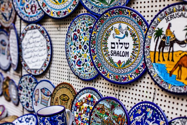 Ceramica tradizionale nel mercato locale israeliano . — Foto Stock