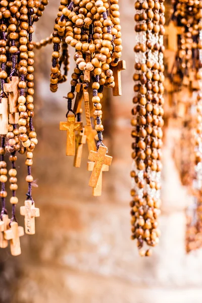 Cruces vendidas en el mercado callejero Via Dolorosa, Jerusalén Ciudad Vieja, Israel . — Foto de Stock