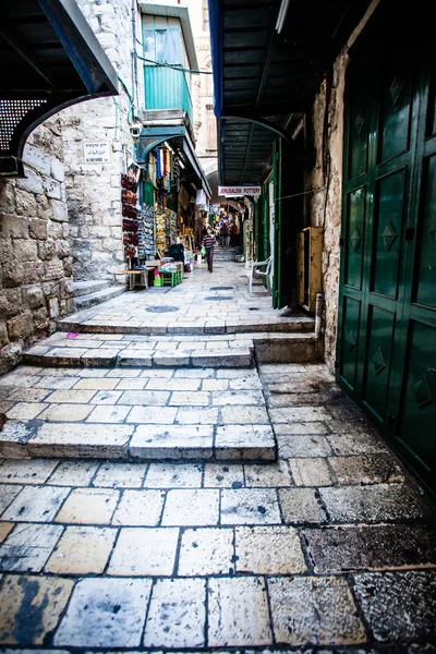 Rues étroites en pierre de l'ancienne Tel Aviv, Israël — Photo
