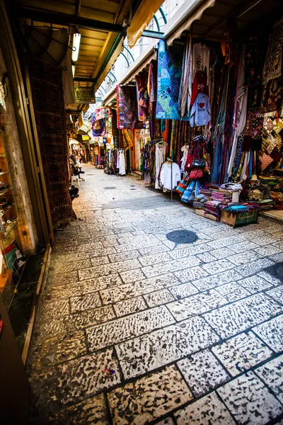 Вузькі кам'яні вулиці давньої Тель-Авів, Ізраїль — стокове фото