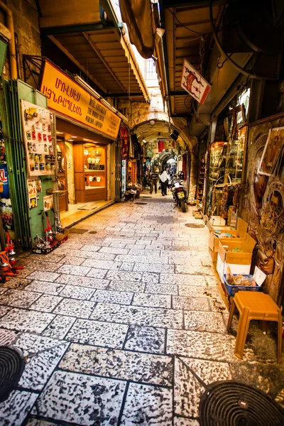 Rues étroites en pierre de l'ancienne Tel Aviv, Israël — Photo