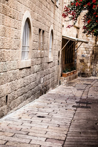 Úzké kamenné uličky starověkého tel aviv, Izrael — Stock fotografie