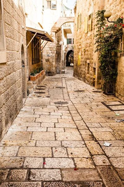 Вузькі кам'яні вулиці давньої Тель-Авів, Ізраїль — стокове фото