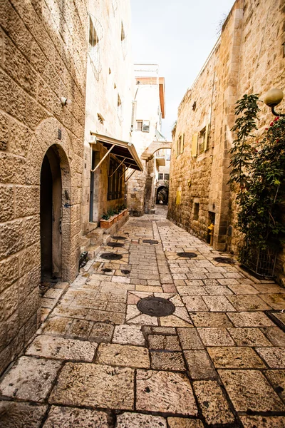 狭窄的石头街道的古代特拉维夫，以色列 — 图库照片