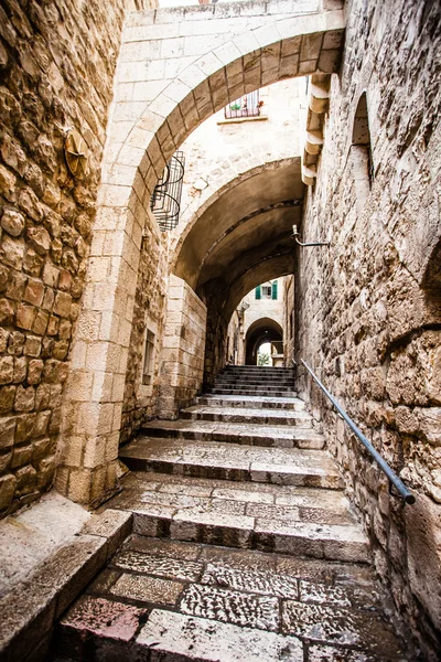 Narrow stone streets of ancient Tel Aviv, Israel — Stock Photo, Image