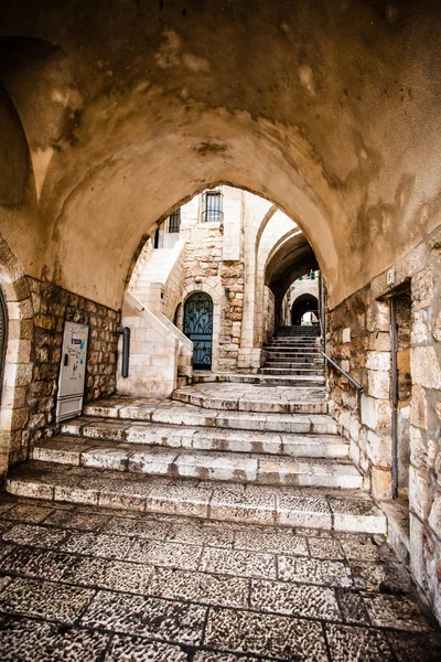 Rues étroites en pierre de l'ancienne Tel Aviv, Israël — Photo