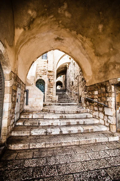 Úzké kamenné uličky starověkého tel aviv, Izrael — Stock fotografie