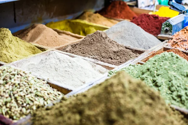 Especias en exhibición en el mercado abierto en Israel . — Foto de Stock