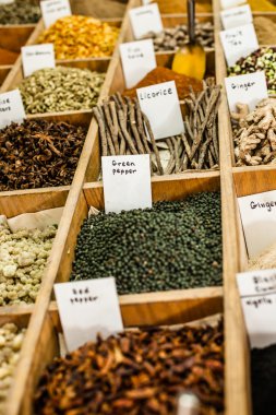 Baharatlar açık piyasa İsrail'nde.