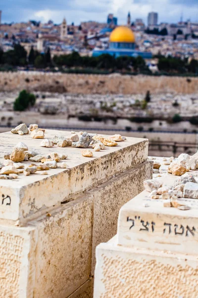 Cimitero ebraico con Gerusalemme, Israele . — Foto Stock