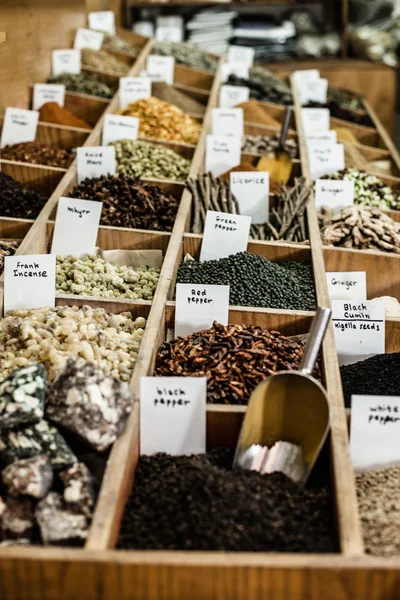 Spezie in mostra in un mercato aperto in Israele . — Foto Stock