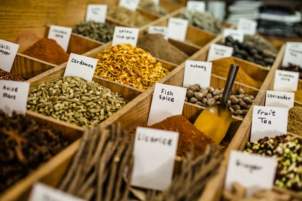 Especias en exhibición en el mercado abierto en Israel . — Foto de Stock