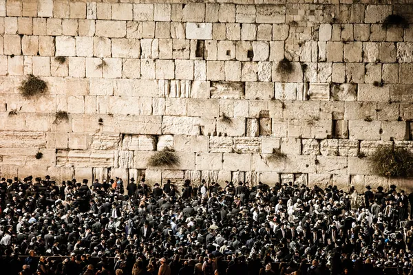 Oraciones en el Muro Occidental, Jerusalén, Israel . — Foto de Stock