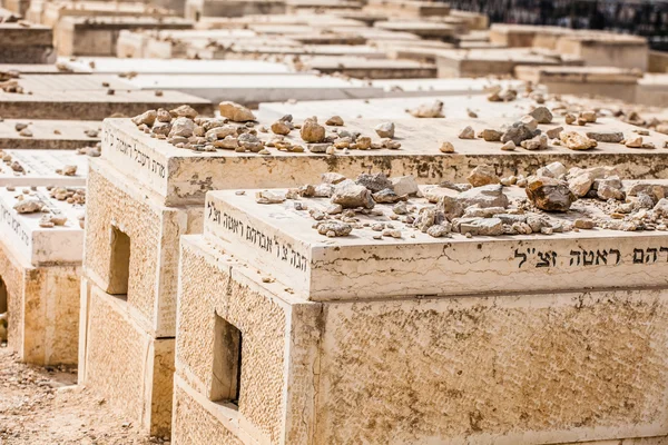 Cimetière juif avec Jérusalem, Israël . — Photo