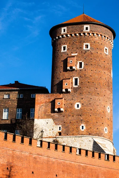Středověká gotická sandomierska a senatorska věže hradu wawel v Krakově, Polsko — Stock fotografie