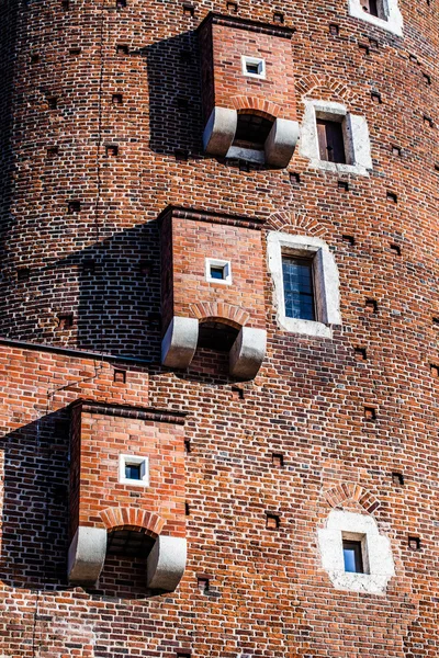 Medeltida gotiska sandomierska och senatorska torn på Wawelslottet i Kraków, Polen — Stockfoto