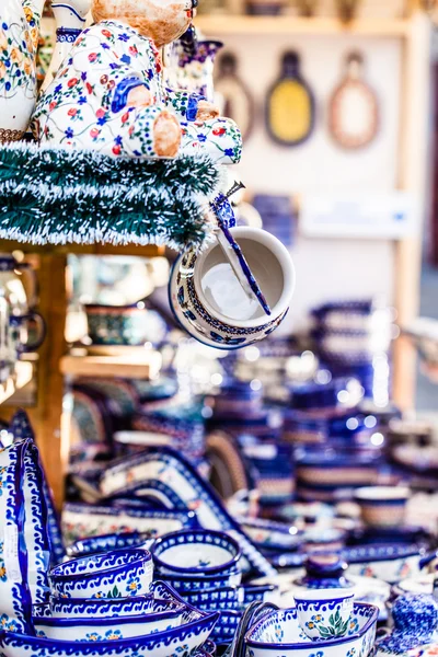 Céramique colorée sur le marché polonais traditionnel . — Photo