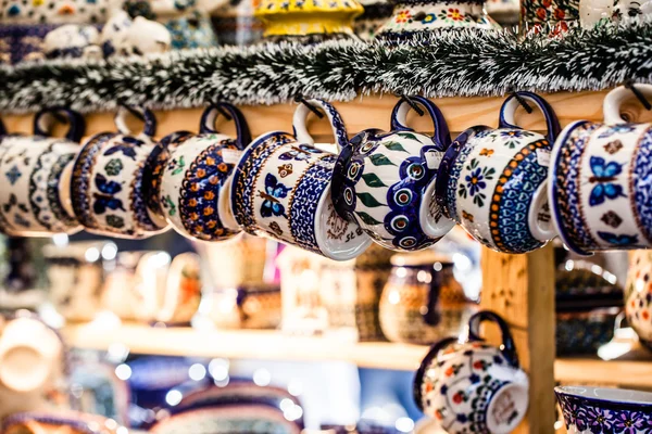Bunte Keramik auf dem traditionellen polnischen Markt. — Stockfoto