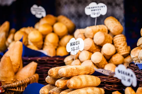 Traditioneller polnischer Räucherkäse oscypek auf dem Freiluftmarkt in Krakau, Polen. — Stockfoto