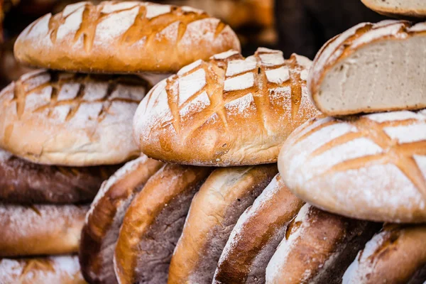 Traditionelles Brot auf dem polnischen Lebensmittelmarkt in Krakau, Polen. — Stockfoto