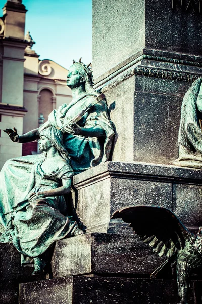 Krakau - fragmenten van het monument van Adam Mickiewicz. — Stockfoto