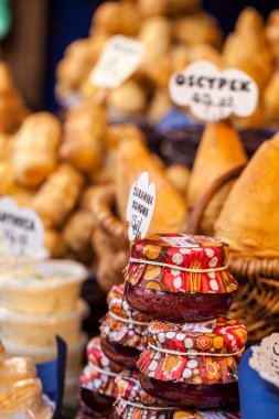 geleneksel Lehçe füme peynir oscypek açık piyasa Krakow, Polonya.