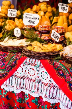 geleneksel Lehçe füme peynir oscypek açık piyasa Krakow, Polonya.