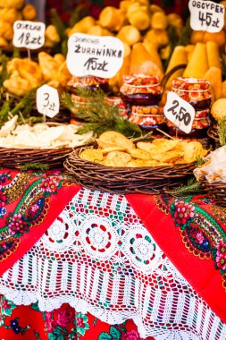 geleneksel Lehçe füme peynir oscypek açık piyasa Krakow, Polonya.