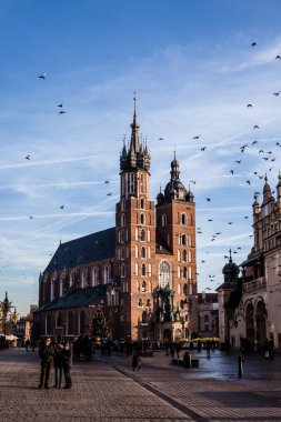 St mary's Gotik Kilisesi, krakow, Polonya'nın ünlü landmark göster.
