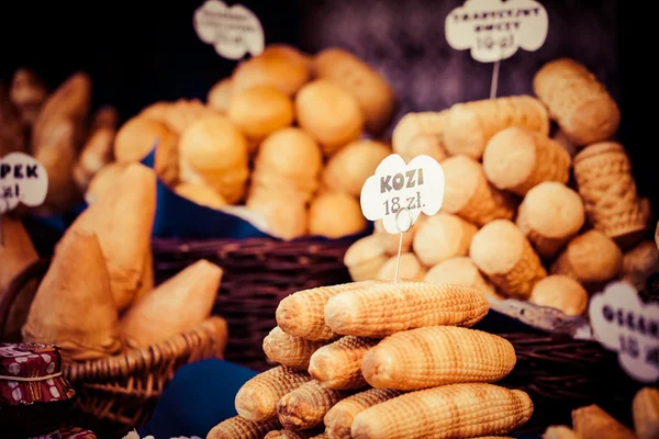 Oscypek tradizionale formaggio affumicato polacco sul mercato all'aperto a Cracovia, Polonia . — Foto Stock