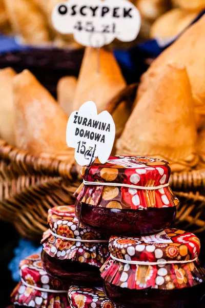 Traditionell polsk rökt ost oscypek på utomhus marknad i krakow, Polen. — Stockfoto