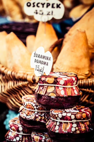 Traditioneller polnischer Räucherkäse oscypek auf dem Freiluftmarkt in Krakau, Polen. — Stockfoto