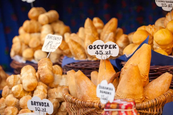 Hagyományos lengyel füstölt sajt oscypek szabadtéri piacon, Krakkó, Lengyelország. — Stock Fotó