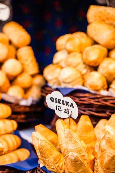 Traditionell polsk rökt ost oscypek på utomhus marknad i krakow, Polen. — Stockfoto