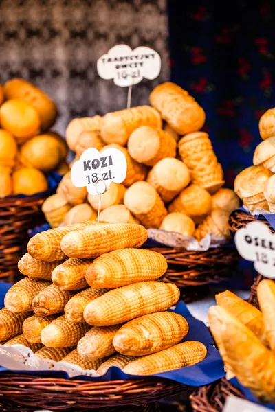 Esmalte tradicional oscypek queso ahumado en el mercado al aire libre en Cracovia, Polonia . — Foto de Stock