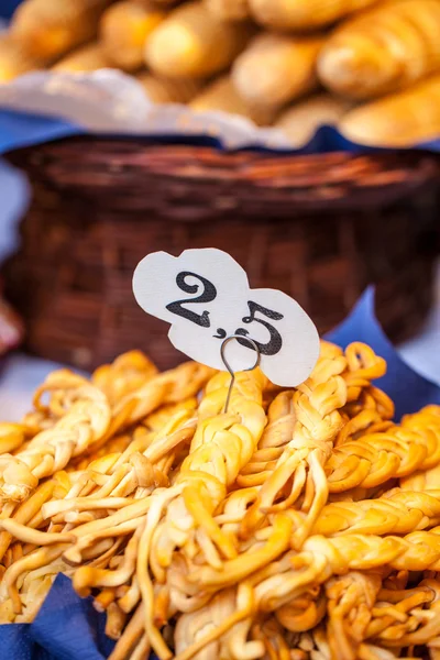 Oscypek de fromage fumé polonais traditionnel sur le marché extérieur à Cracovie, Pologne . — Photo