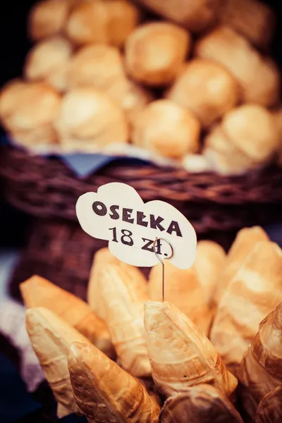 Traditioneller polnischer Räucherkäse oscypek auf dem Freiluftmarkt in Krakau, Polen. — Stockfoto