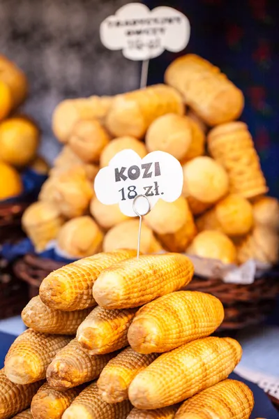 Oscypek tradizionale formaggio affumicato polacco sul mercato all'aperto a Cracovia, Polonia . — Foto Stock
