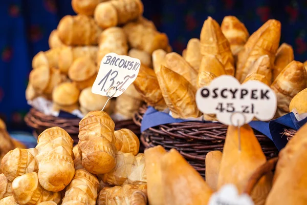 在克拉科夫，波兰的户外市场上传统的波兰熏制奶酪 oscypek. — 图库照片