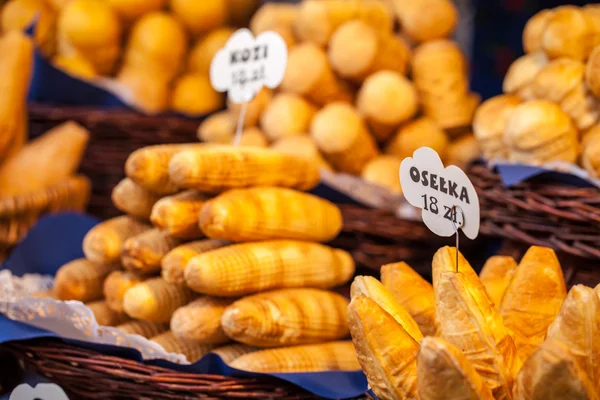 Esmalte tradicional oscypek queso ahumado en el mercado al aire libre en Cracovia, Polonia . — Foto de Stock