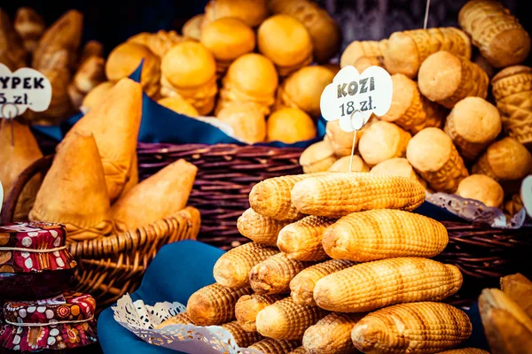 Esmalte tradicional oscypek queso ahumado en el mercado al aire libre en Cracovia, Polonia . —  Fotos de Stock