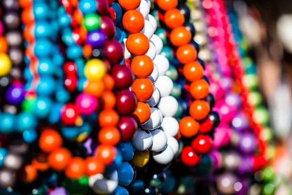 Trä färgade pärlor på displayen på marknaden i zakopane, Polen — Stockfoto