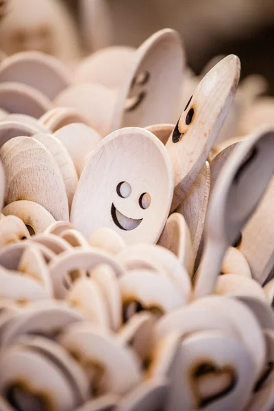 Tazas talladas, cucharas, tenedores y otros utensilios de madera — Foto de Stock