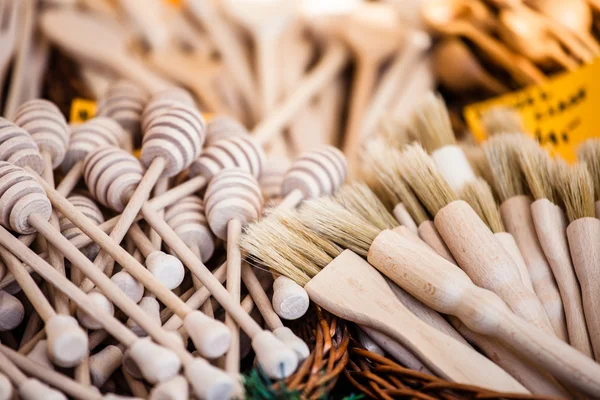 Geschnitzte Tassen, Löffel, Gabeln und andere Werkzeuge aus Holz — Stockfoto