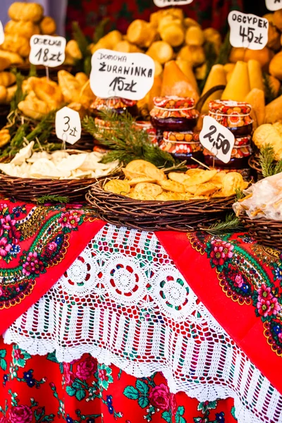 Traditioneller polnischer Räucherkäse oscypek auf dem Freiluftmarkt in Krakau, Polen. — Stockfoto